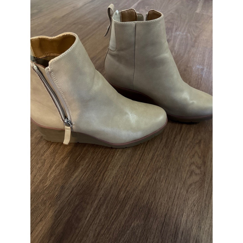 Jessica Carlyle Womens Beige Faux Leather Wedge Ankle Boots Size 10 Side Zip